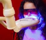 Лампа для отбеливания зубов: как работает и насколько эффективен метод